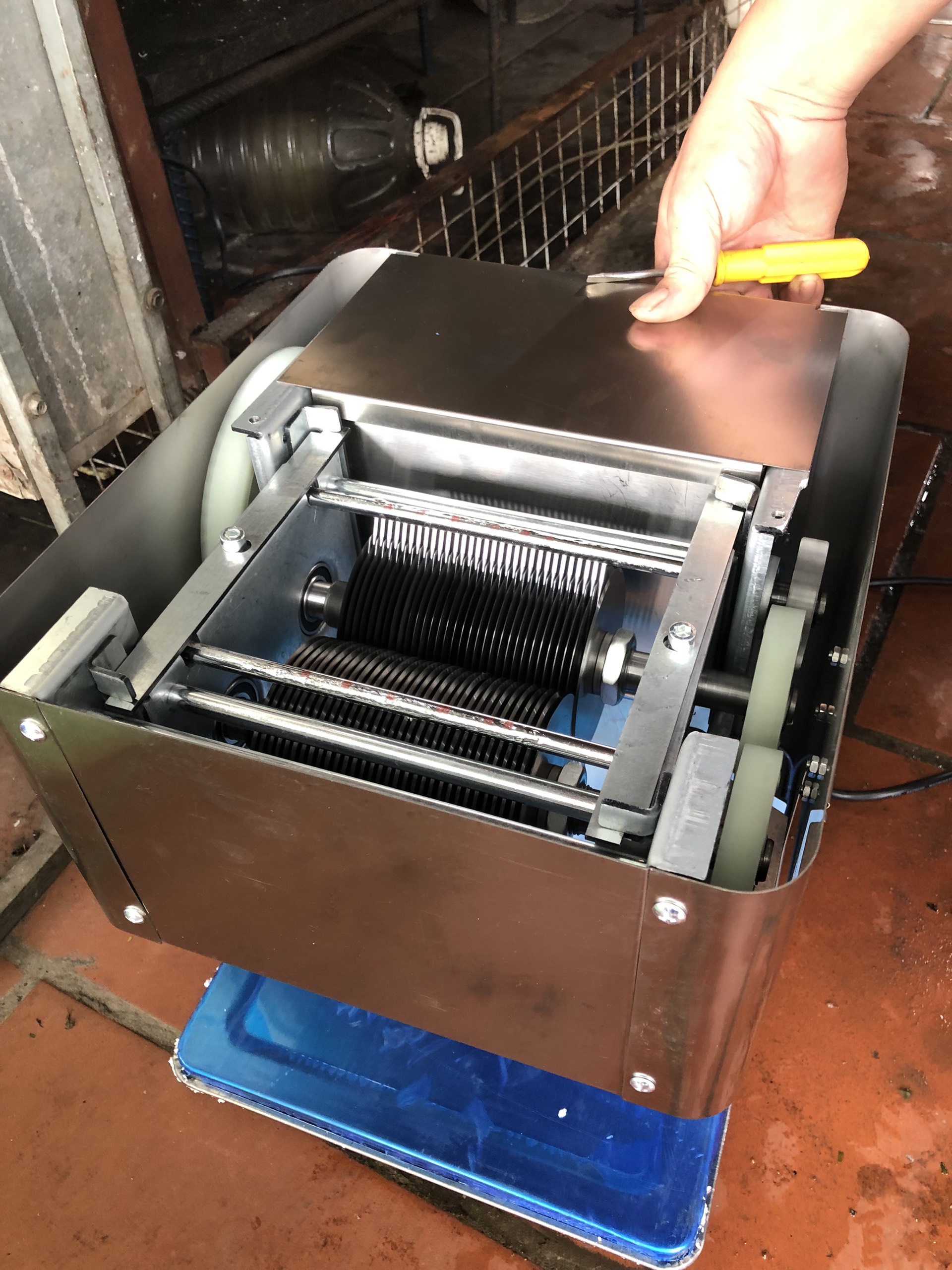 Máy xắt mỡ thái thịt, bì, lỗ tai heo, sụn tai heo Tháo rời dao được