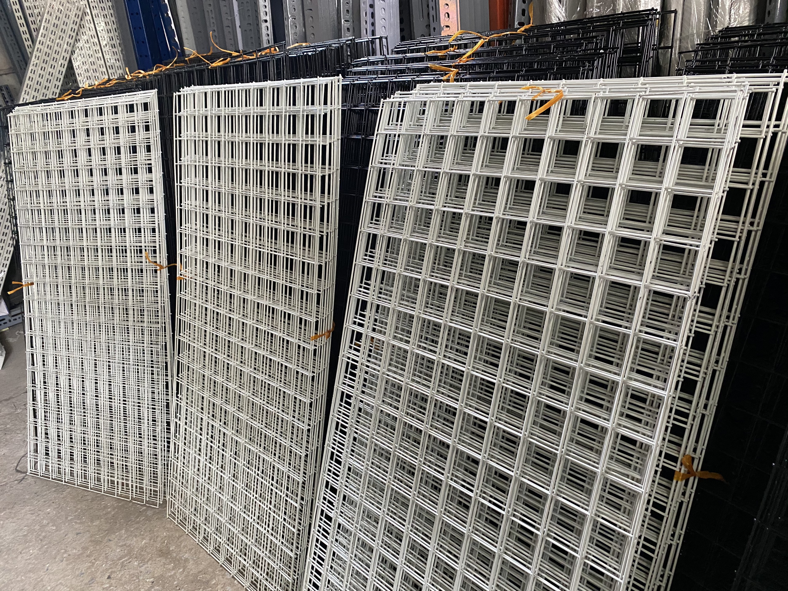 Lưới sắt treo phụ kiện