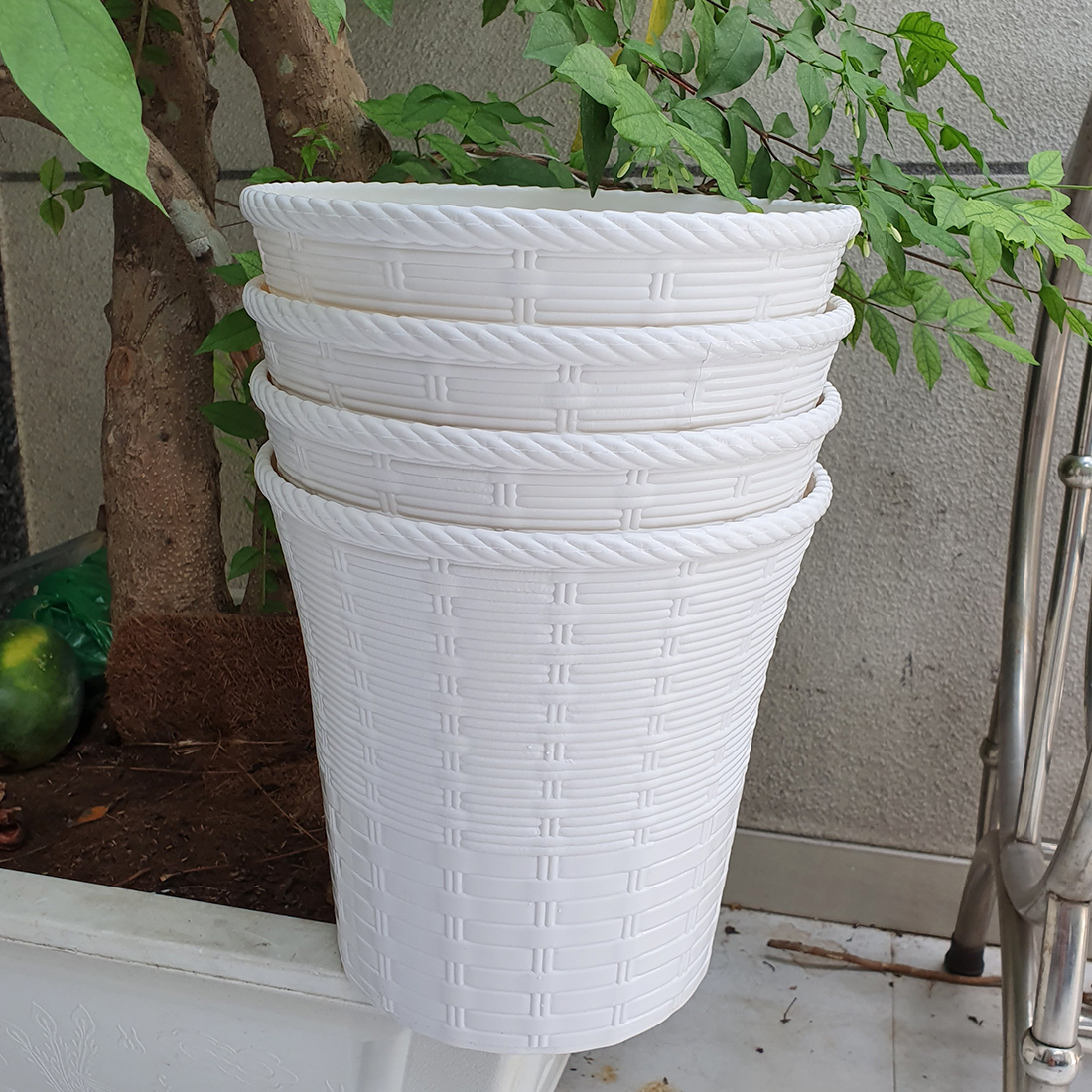 Bộ 4 chậu mây đan hai lớp trồng hoa màu trắng 26x26cm Chất liệu nhựa bền đẹp cứng chắc Dễ dàng vận chuyển Chậu tròn thiết kế kiểu mây đan tinh tế trang nhã và đáng yêu