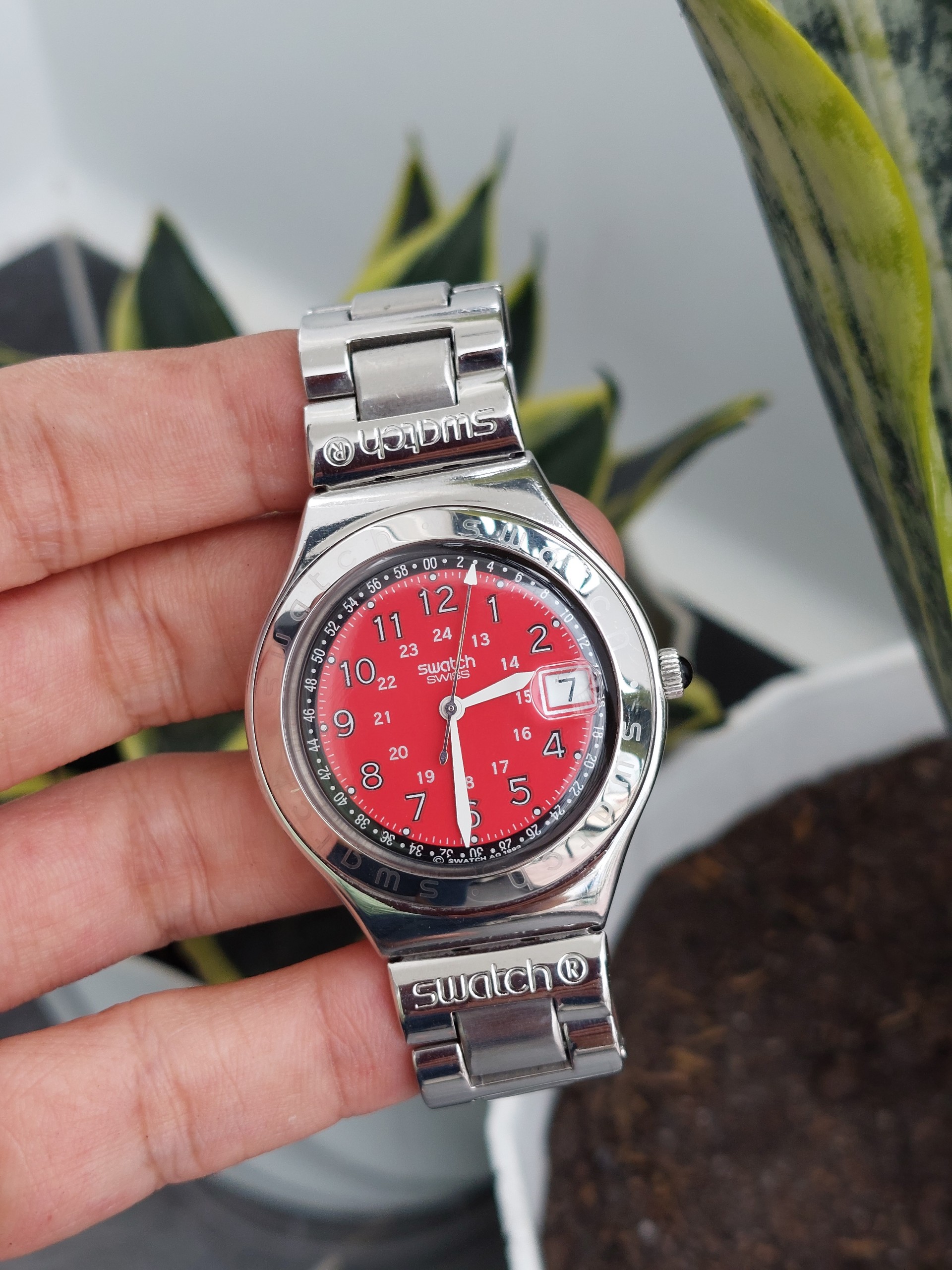 Đồng hồ Thuỵ Sĩ nam Swatch mặt đỏ chạy pin hàng Si