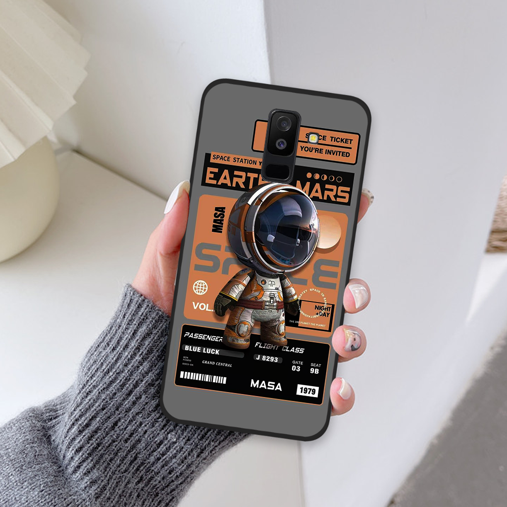 Ốp lưng Samsung Galaxy J8 phi hành gia astronaut 3D độc đáo