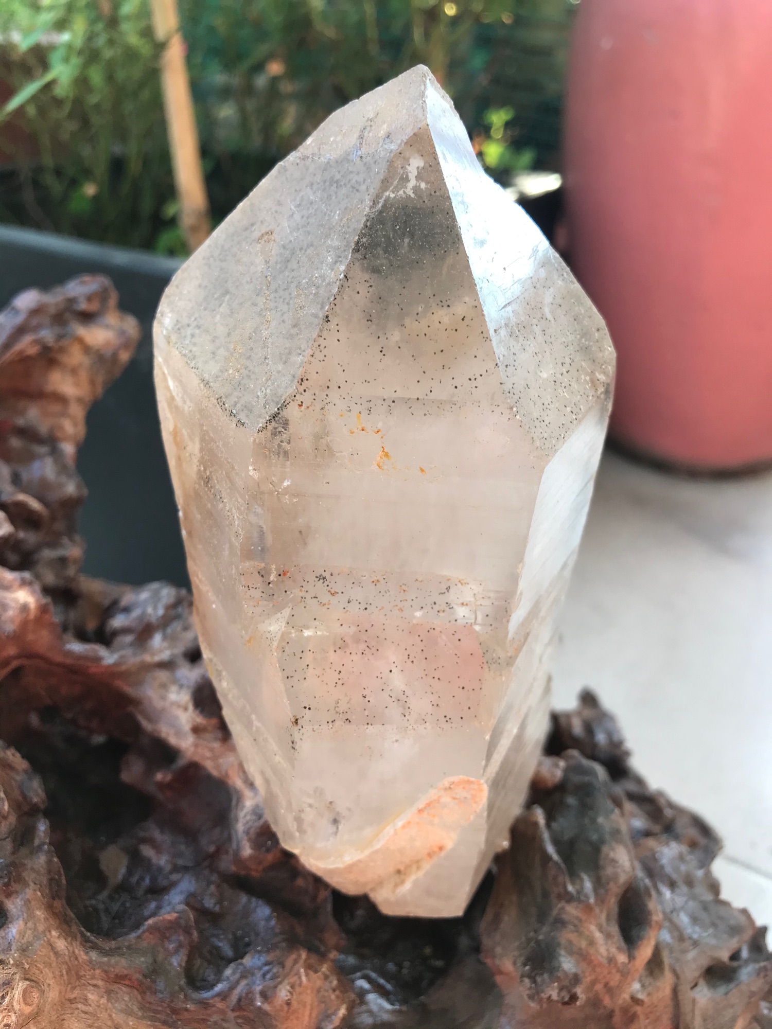 đá Thạch Anh trắng pha lê to lớn kèm đế gỗ độc đáo Ms093