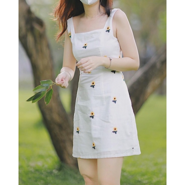 Đầm linen hoa cúc thêu Ruchan