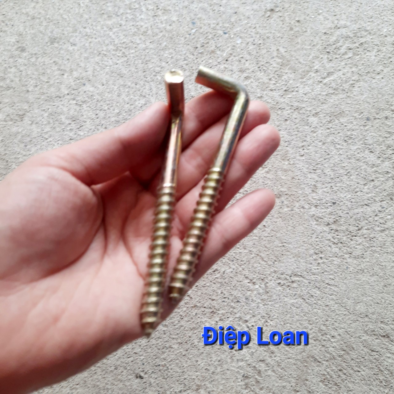 Móc treo bình nóng lạnh