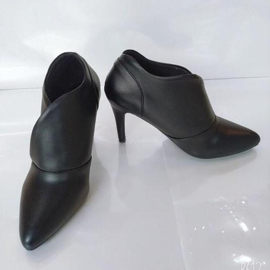 Giày boot nữ ROSATA gót nhọn 7cm kiểu dáng RO35
