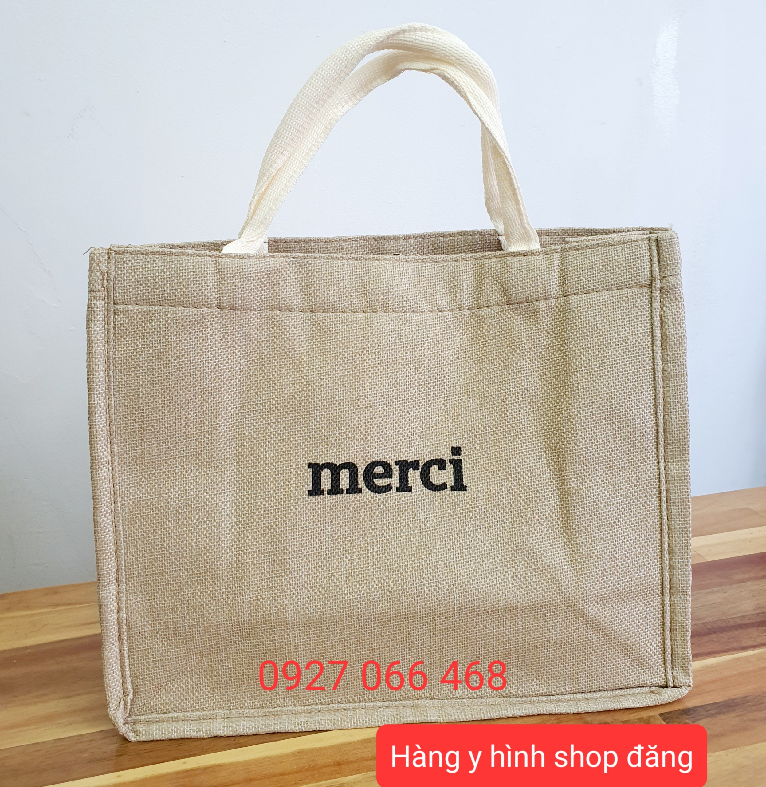 Túi cói Merci có miếng đệm đáy giữ form túi