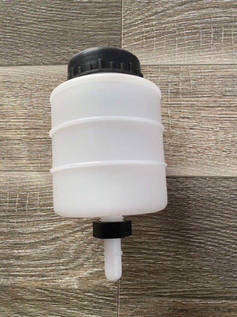 1 cái bình đựng dầu phanh 130.
