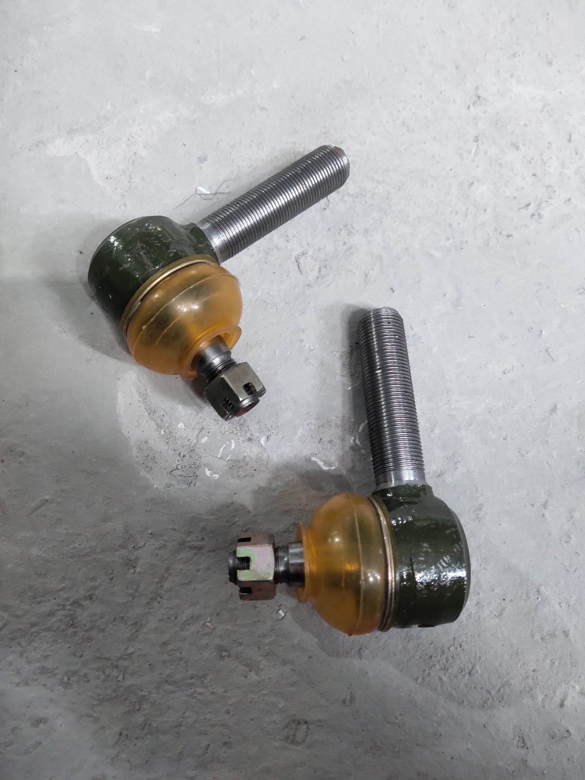Phụ kiện ô tô: Cụm rô tuyn ba dọc 1046 liền