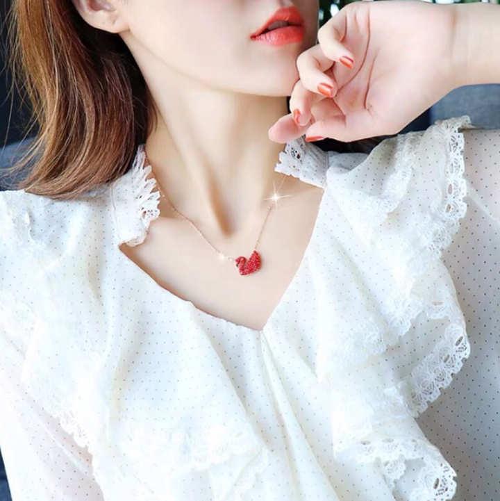 Dây chuyền nữ cute titan thiên nga đỏ dễ thương không đen không gỉ xài nước tốt - Người Đẹp Vì Lụa