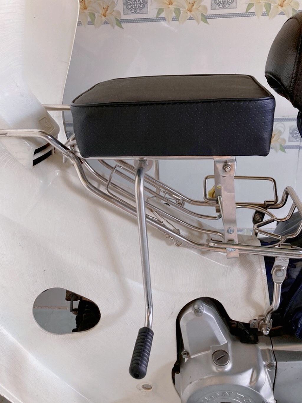 Ghế đôn số inox ghế ngồi xe máy?? ?? xe số yên nệm không tựacó gác chânan toàn cho bé ,