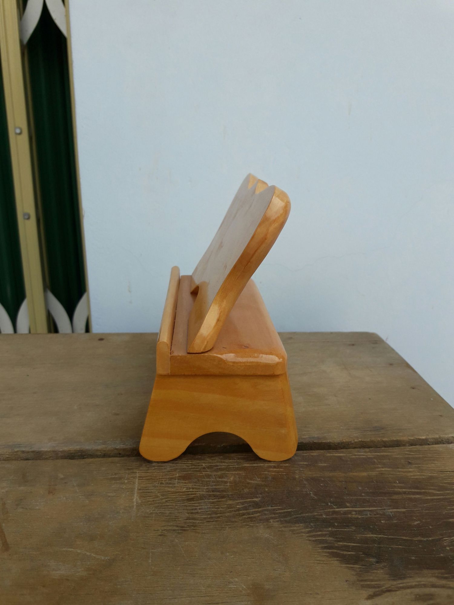kệ gỗ để điện thoại