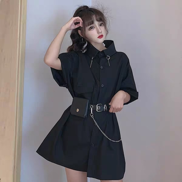 Áo sơ mi đen kèm thắt lưng dây xích cá tính
