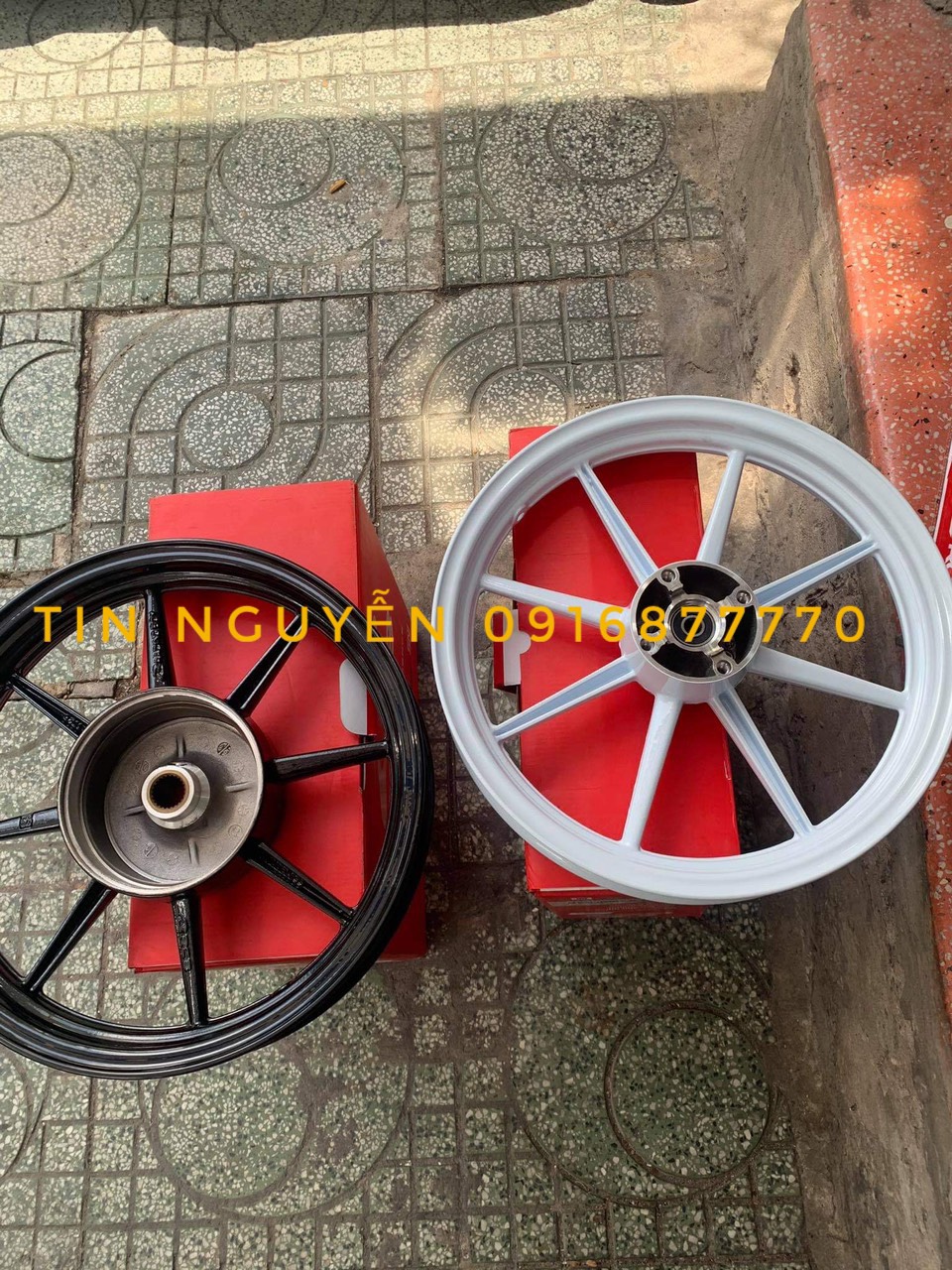 Mâm RCB 8 cây gắn Vario Click 2 màu Trắng - Đen (1.85 - 2.15)