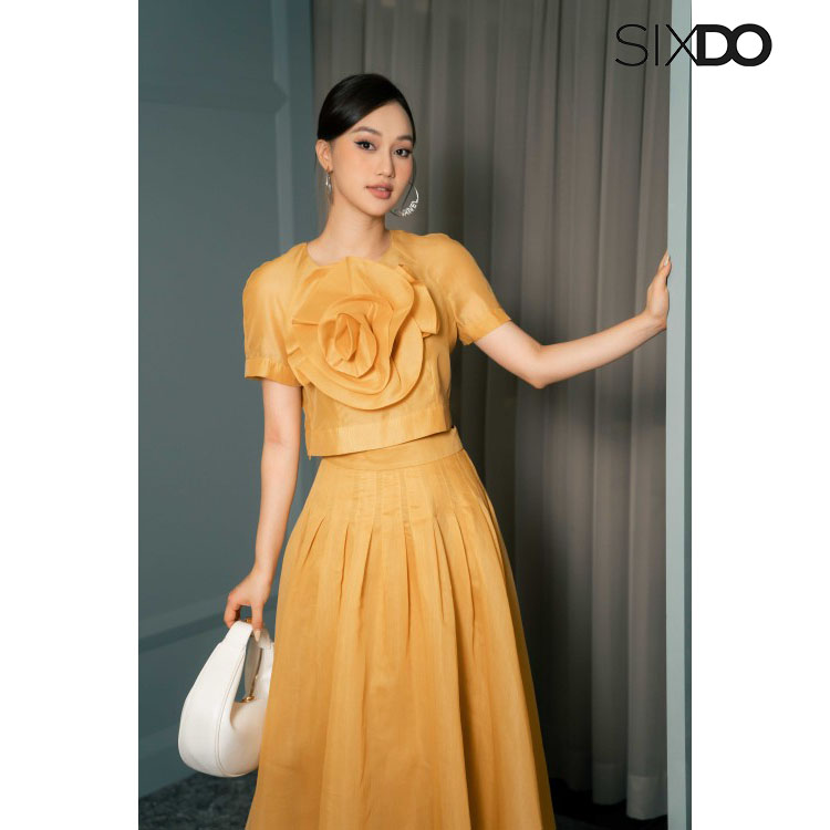 Áo nữ cộc tay phối hoa ngực SIXDO (Yellow Top With Flower)