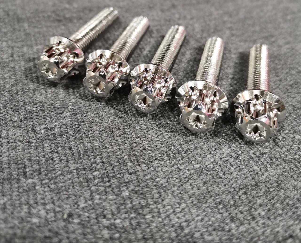 Ốc 8ly4 Salaya - Inox đầu trụ (Giá 1 con)