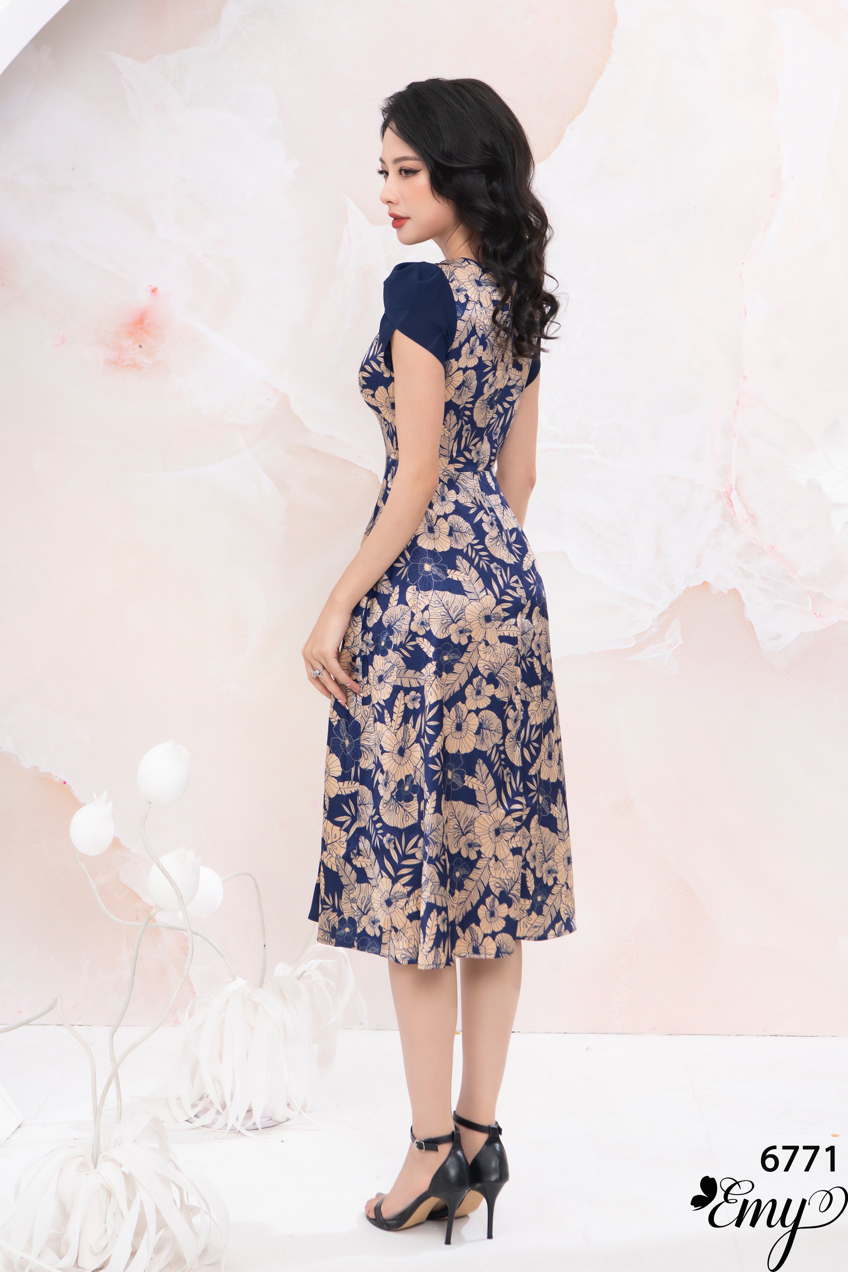 Đầm EMY EM6771 Xoè HT Lá Cổ V