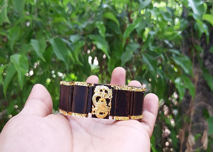 vòng tay trầm hương bọc vàng