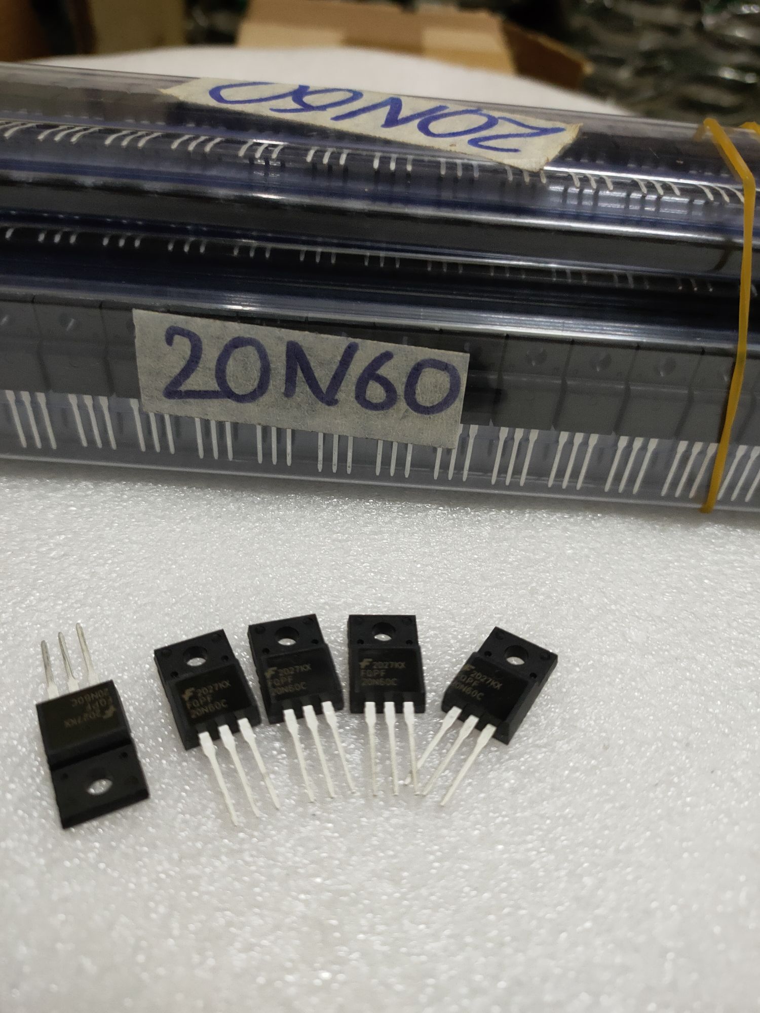 5 Con MOSFET 20N60 nhỏ