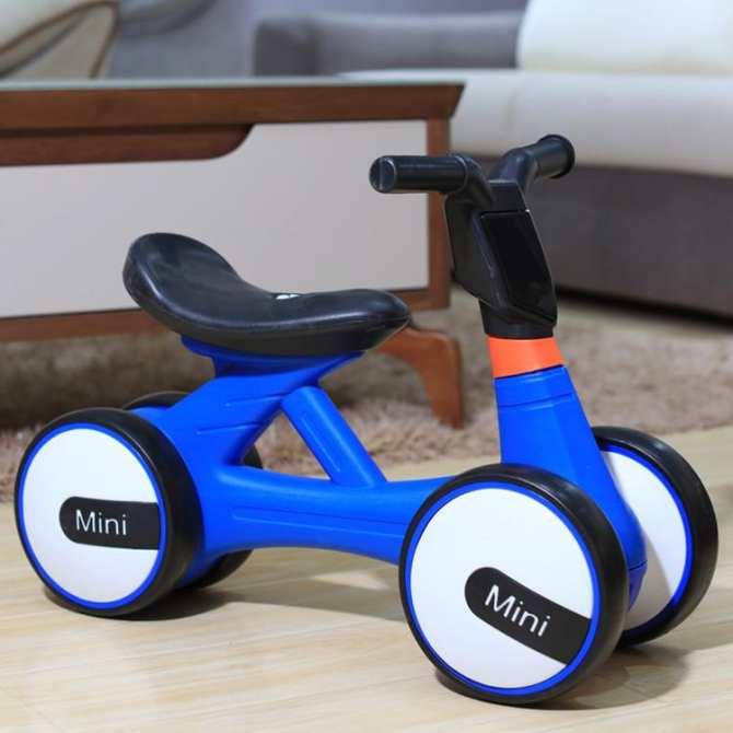 XE CHÒI CHÂN BÁNH MINI CÓ NHẠC CHO BÉ