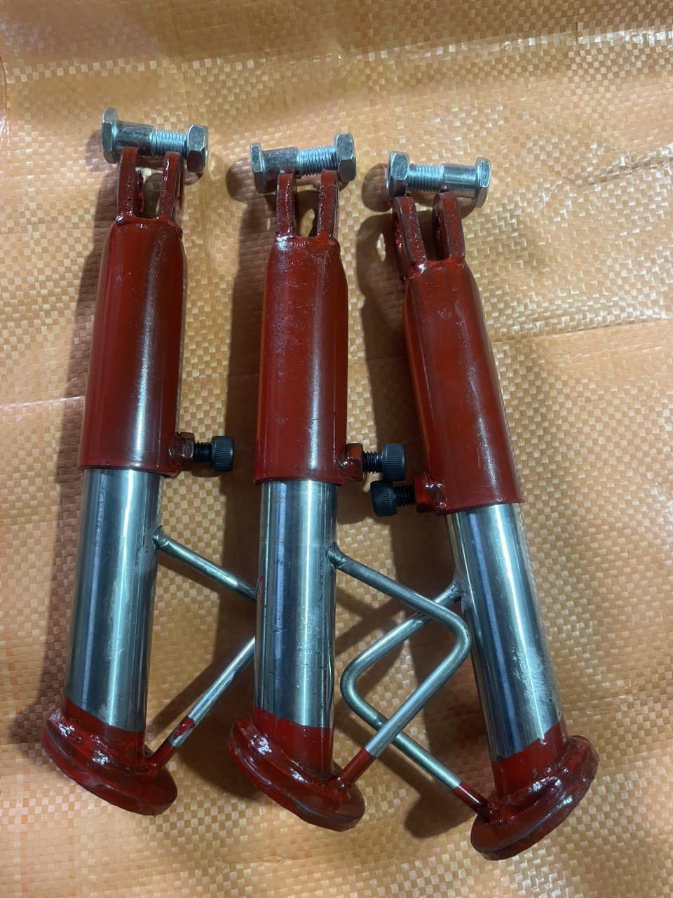 Chân chống xe máy Siêu Cứng (có ốc tăng chỉnh) màu đỏ