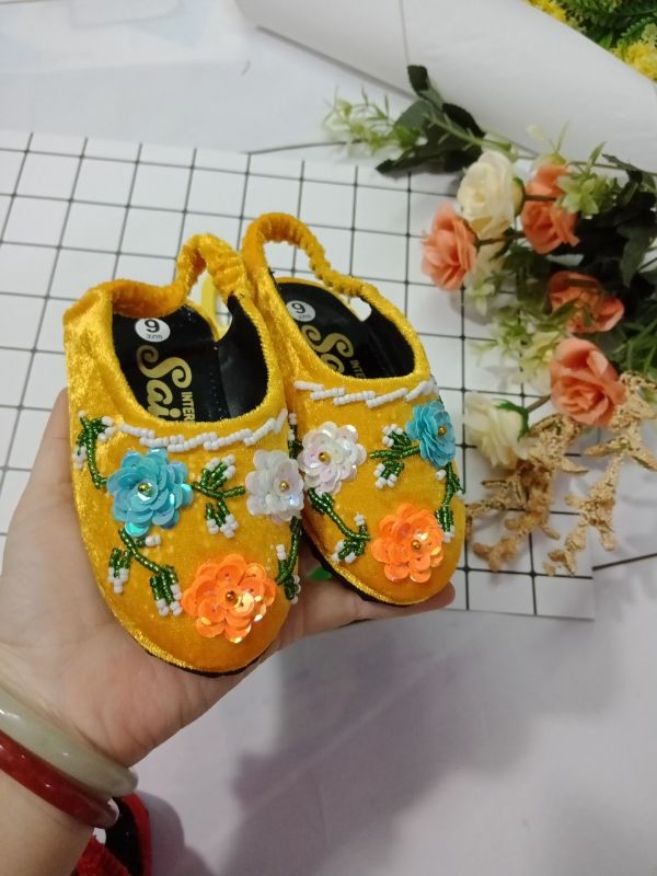 Hài thêu nhung quai hậu cho bé