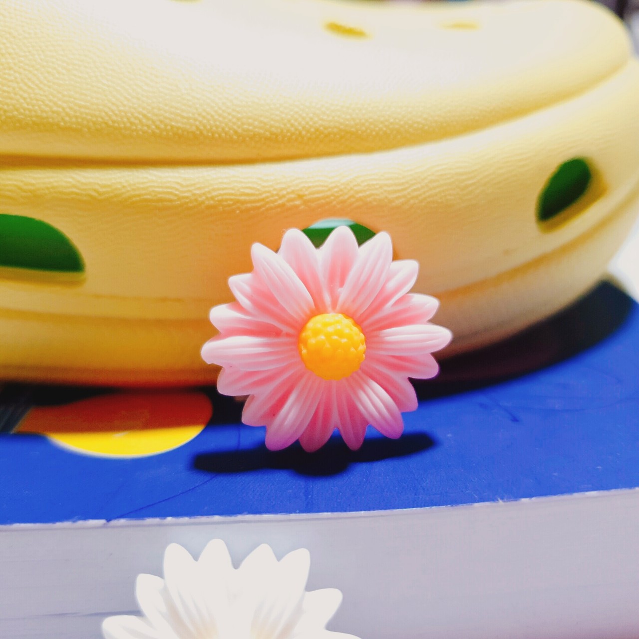 Jibbitz - sticker 3d gắn dép - jb gắn dép crocs hình hoa cúc gắn dép sục - dép cá sấu - chất liệu đá cứng