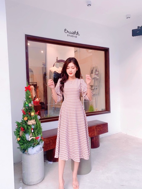 Đầm caro hồng tay lỡ tùng xoè