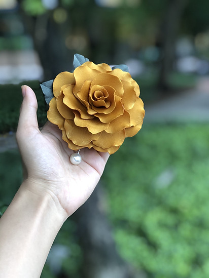 Bông hoa cài áo gấm vàng cao cấp