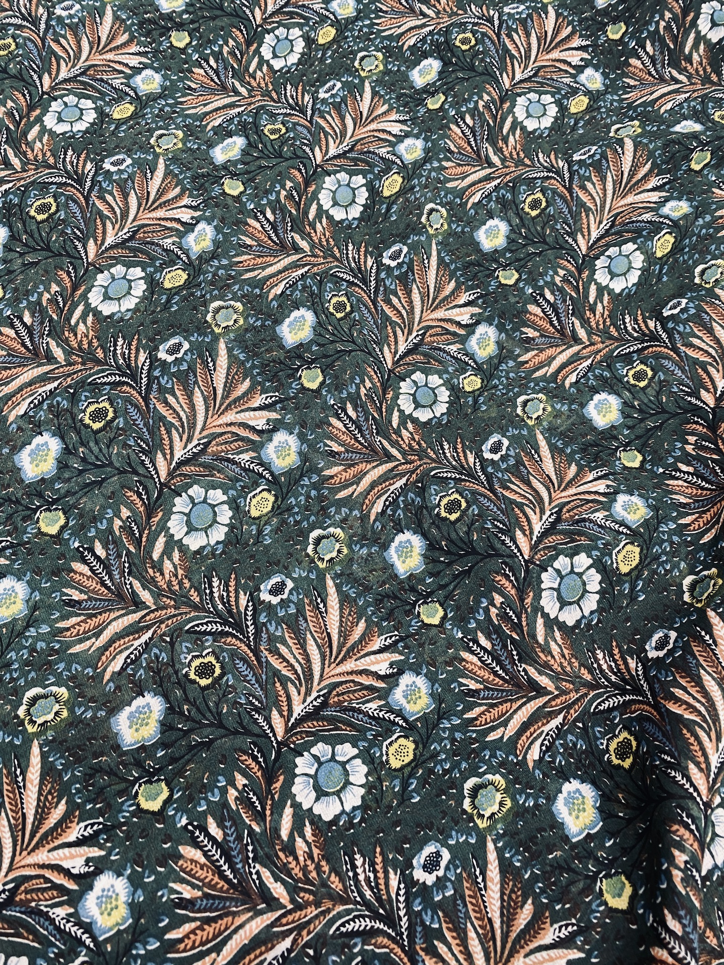 Vải voan chiffon hoa lá nền xanh MS2610