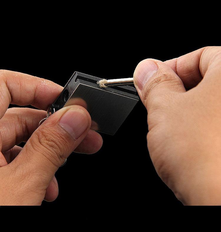 Bật lửa bằng diêm xăng, có móc khóa tiện lợi