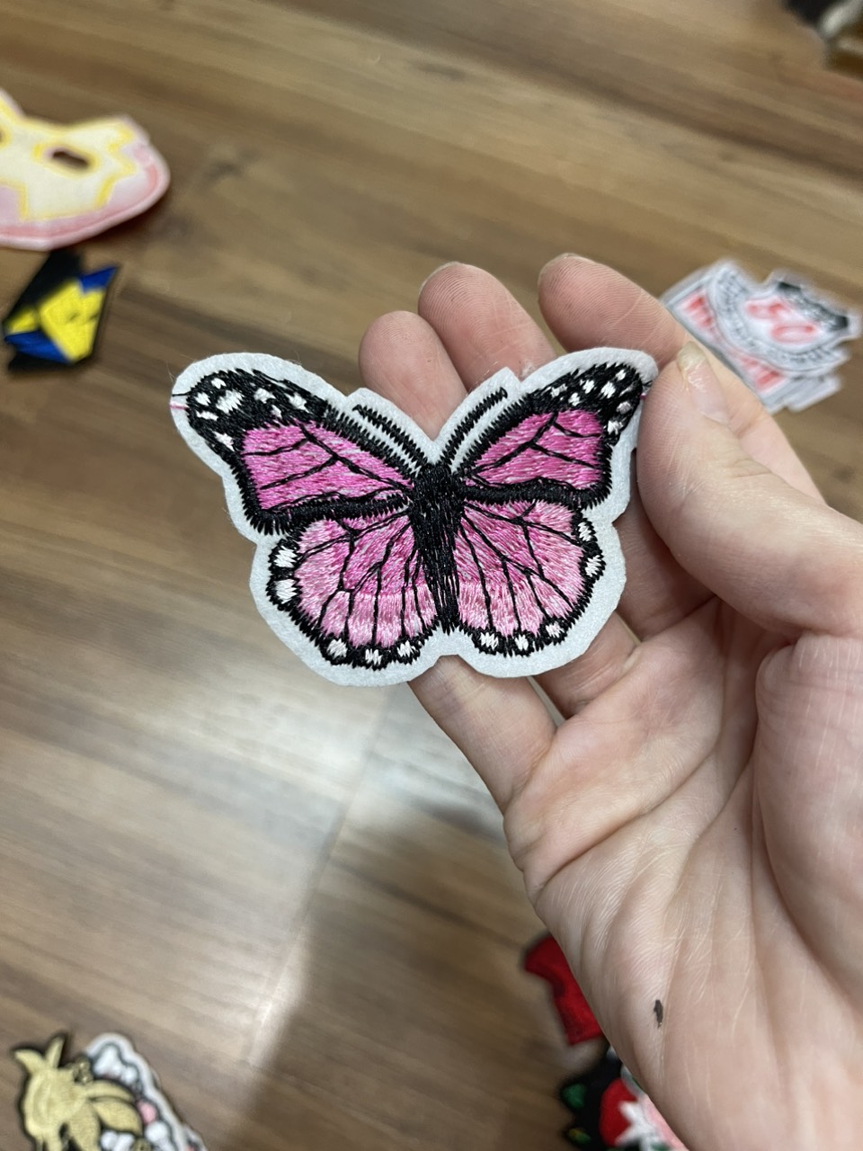 Miếng Sticker Thêu Ủi hình logo bướm