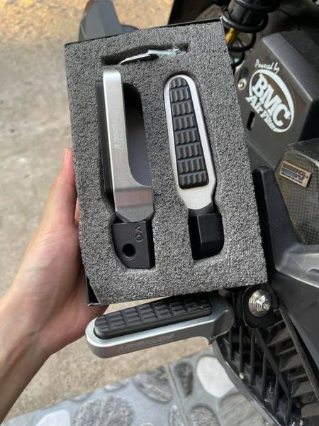 gác chân uni racing gắn cho vario/vision/ airblade
