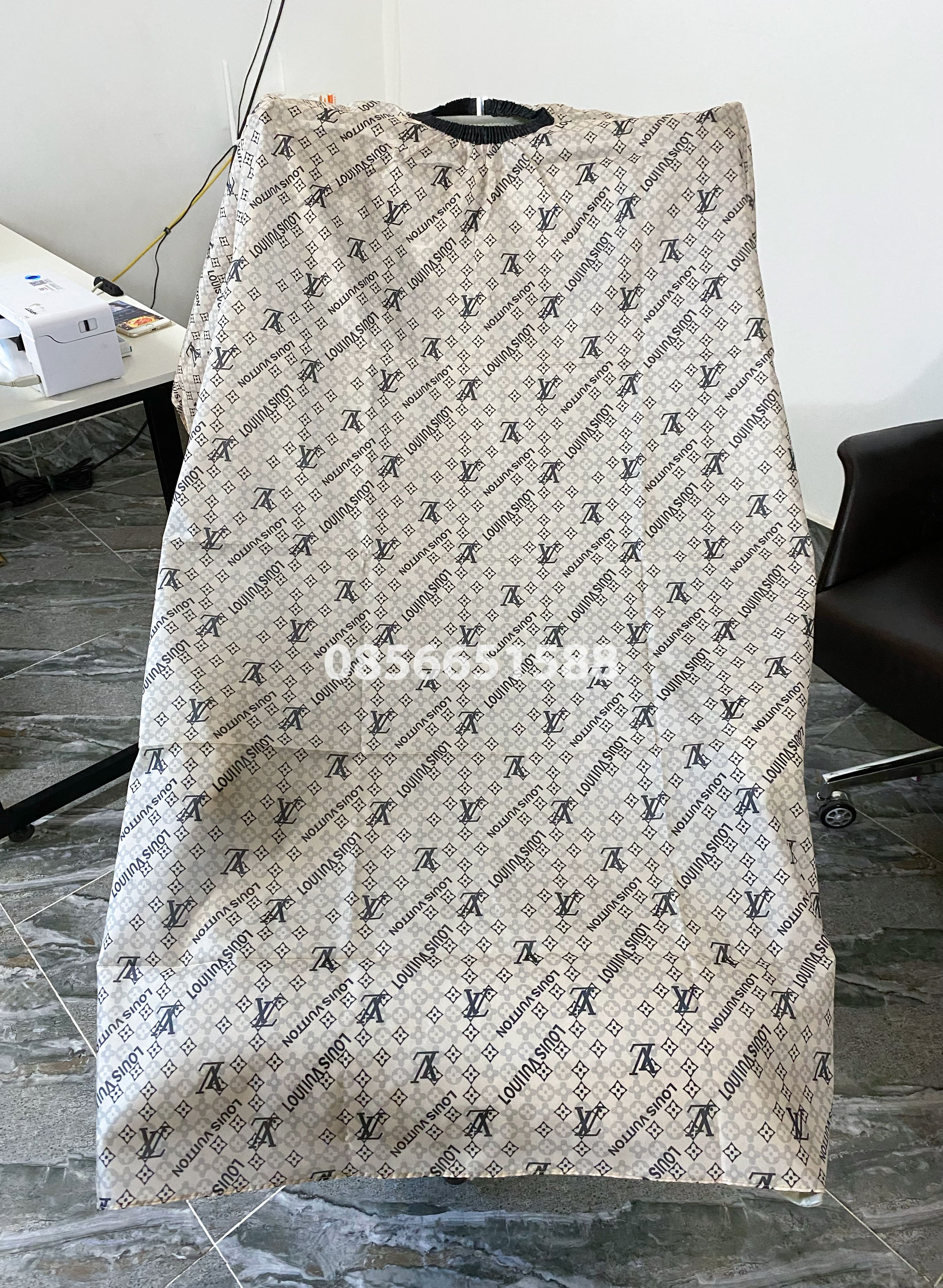 Áo choàng cắt tóc Lv