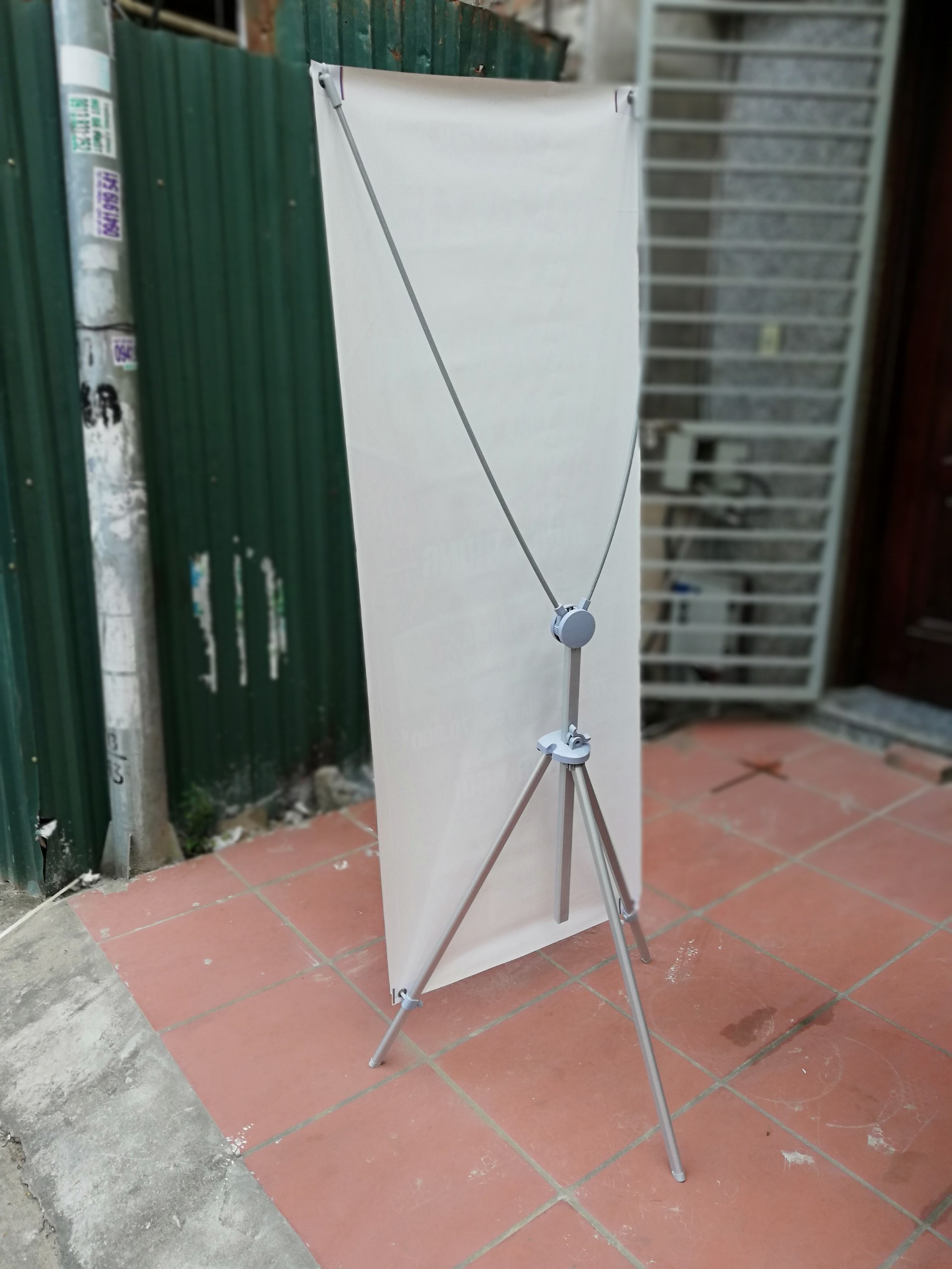 Standee X mỹ thuật