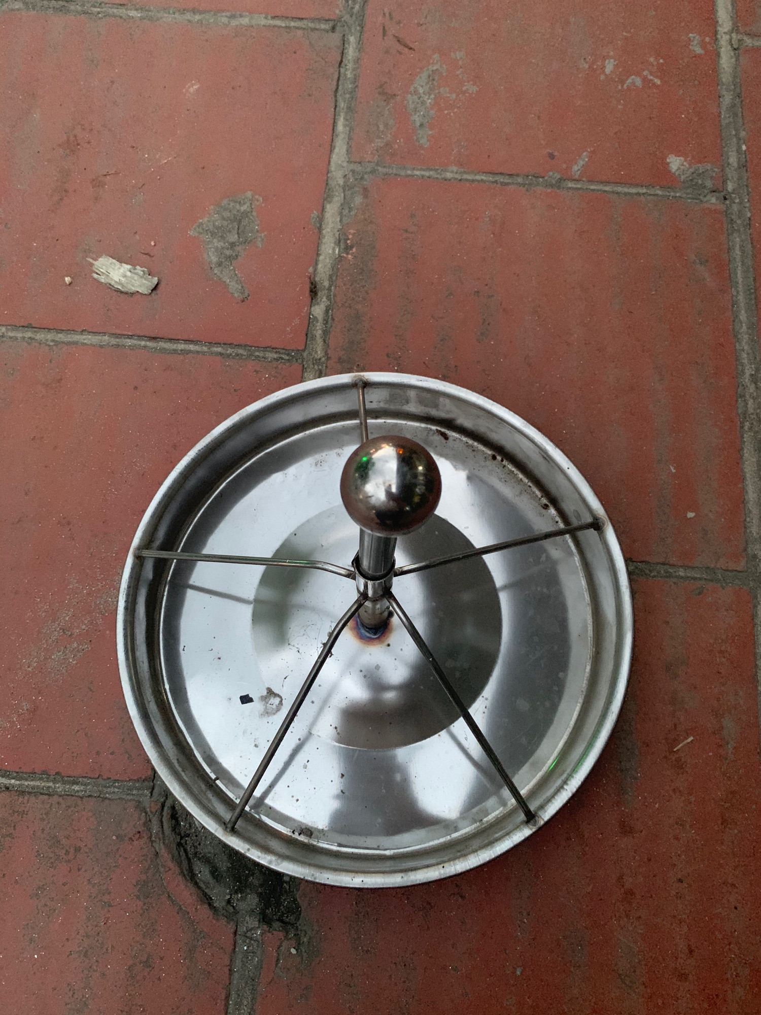 Máng đổ cám cho lợn gà ăn