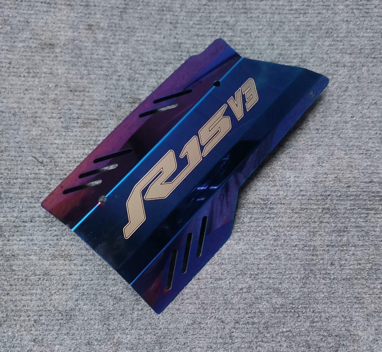 Ốp pô R15V3 màu Titan.