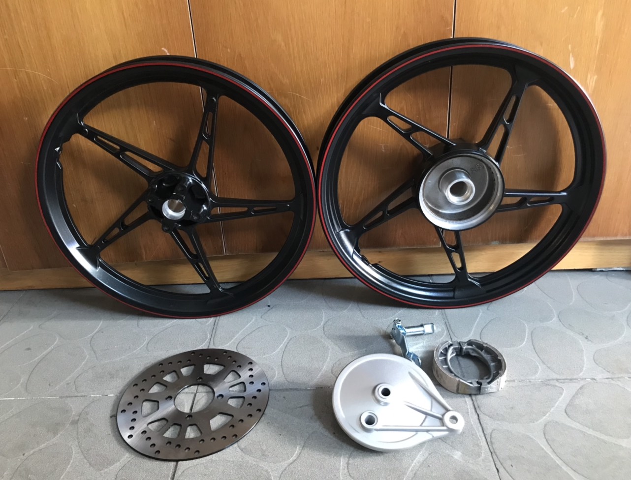 MÂM VÀNH ĐÚC 5 CÂY THẮNG ĐĨA-SAU ĐÙM NHỎ(NẮP BÁT PHANH NHỎ) YAMAHA SIRIUS 50CC RÁP LÊN ZIN THEO XE KHÔNG CHẾ CHÁO