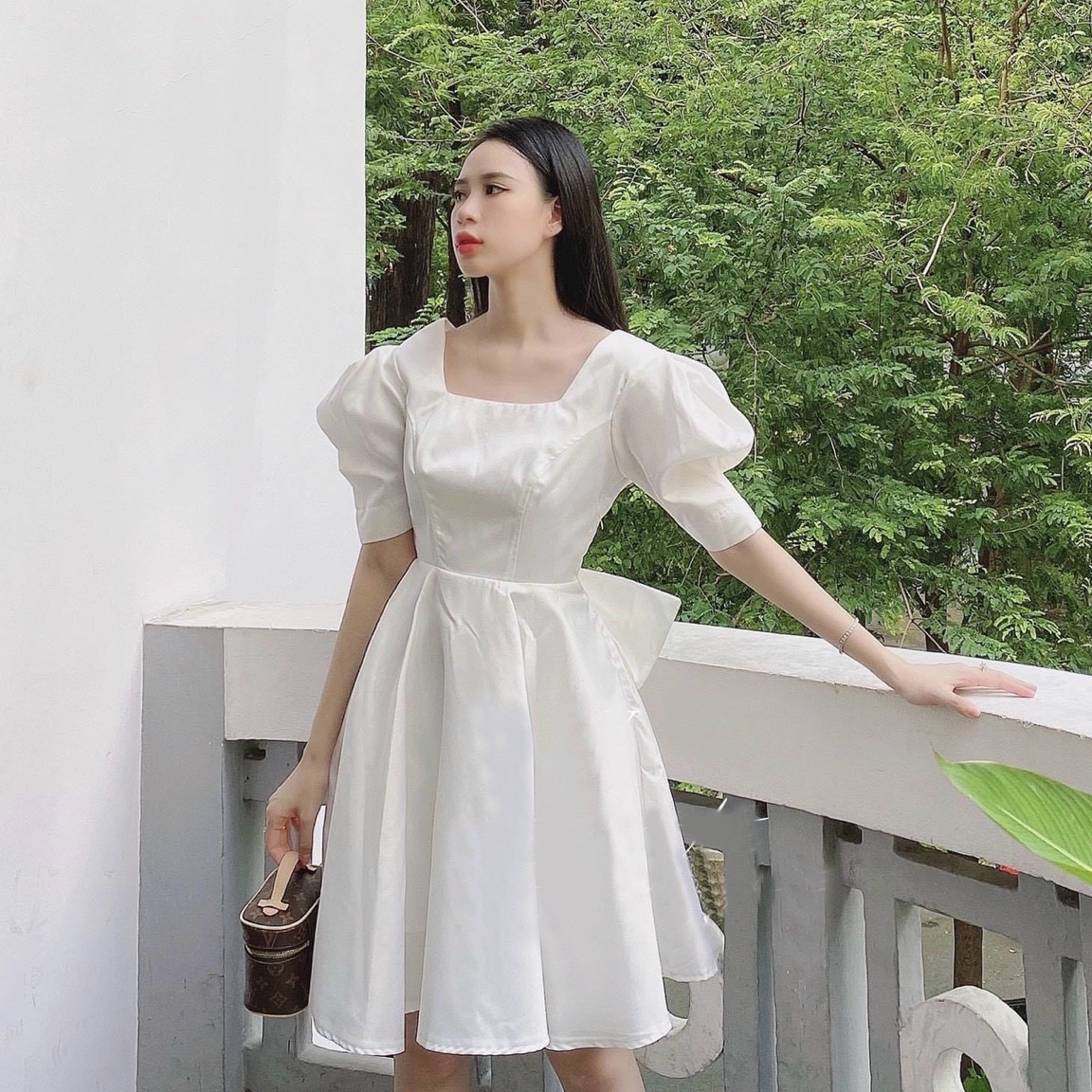 Đầm trắng cổ vuông nơ sau
