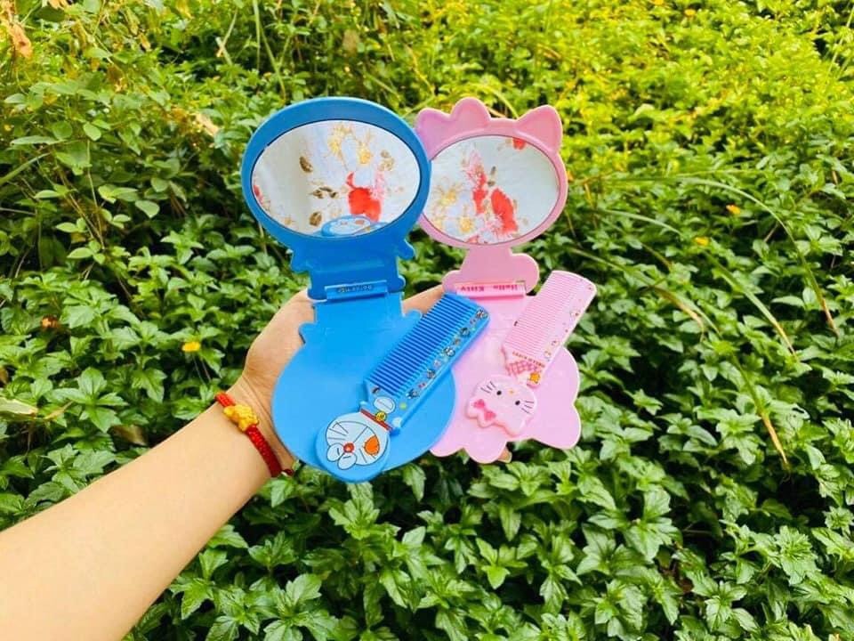 Gương kèm lược cute