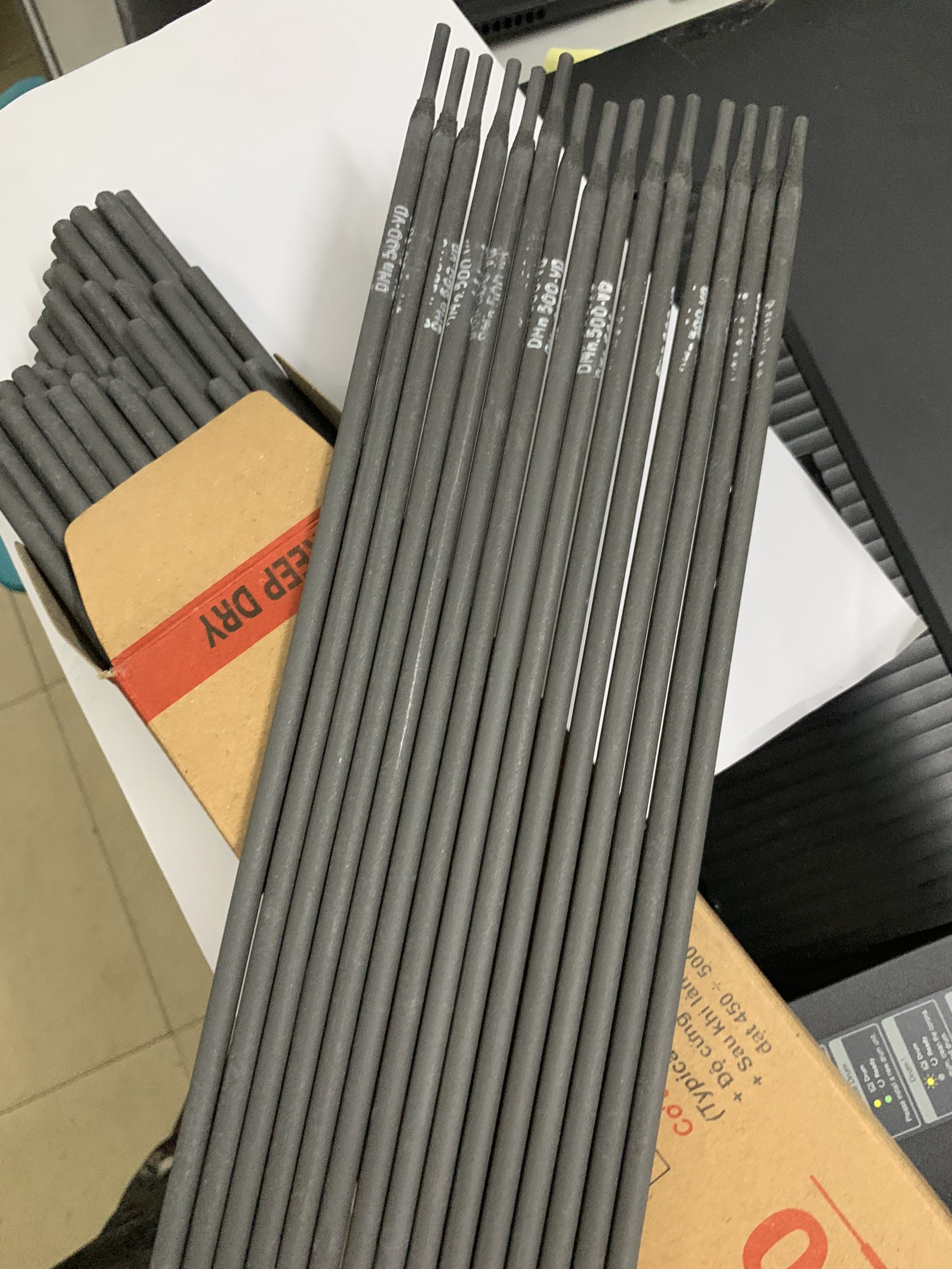( 10 que )que hàn đắp chống mài mòn DMn-500