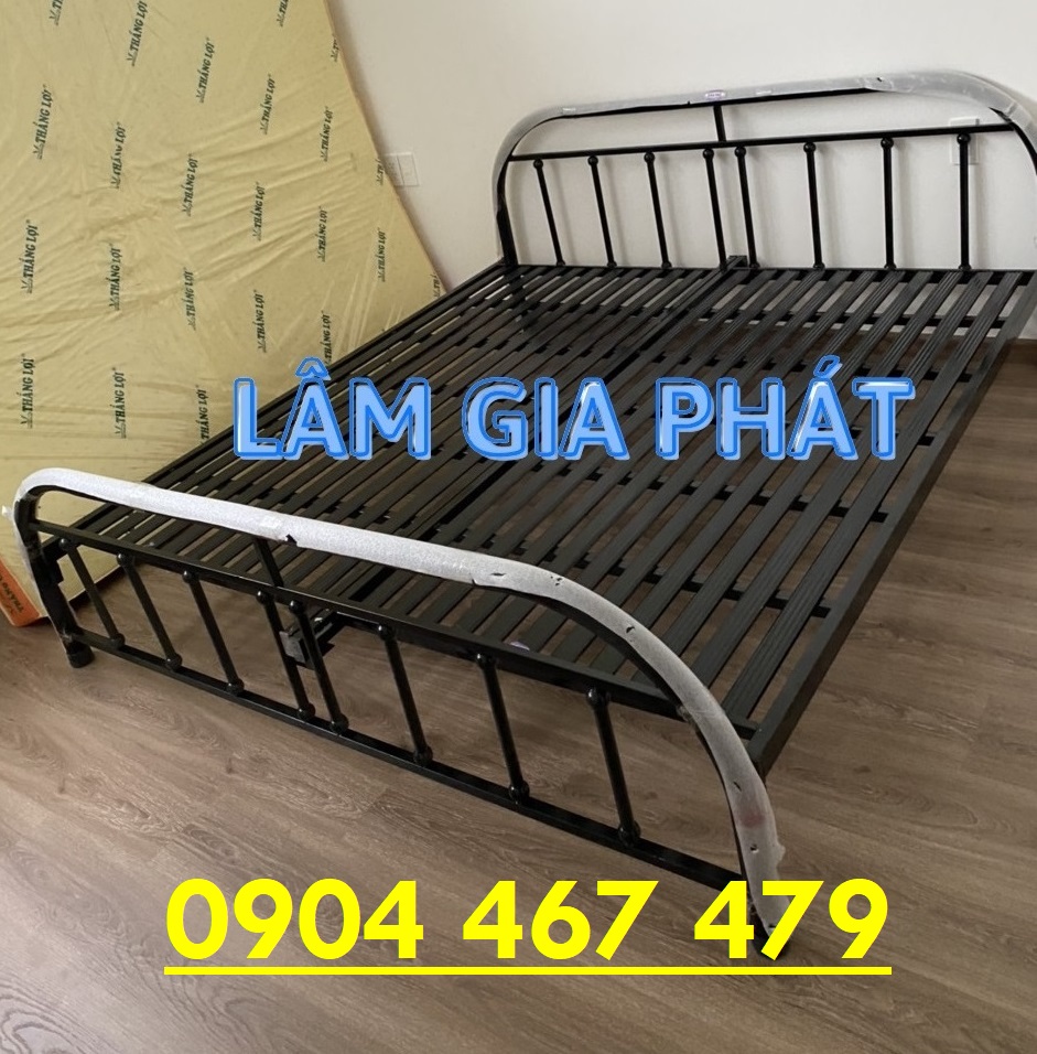 Giường sắt trụ tròn chấm bi màu đen mới giá rẻ giao hàng nhanh