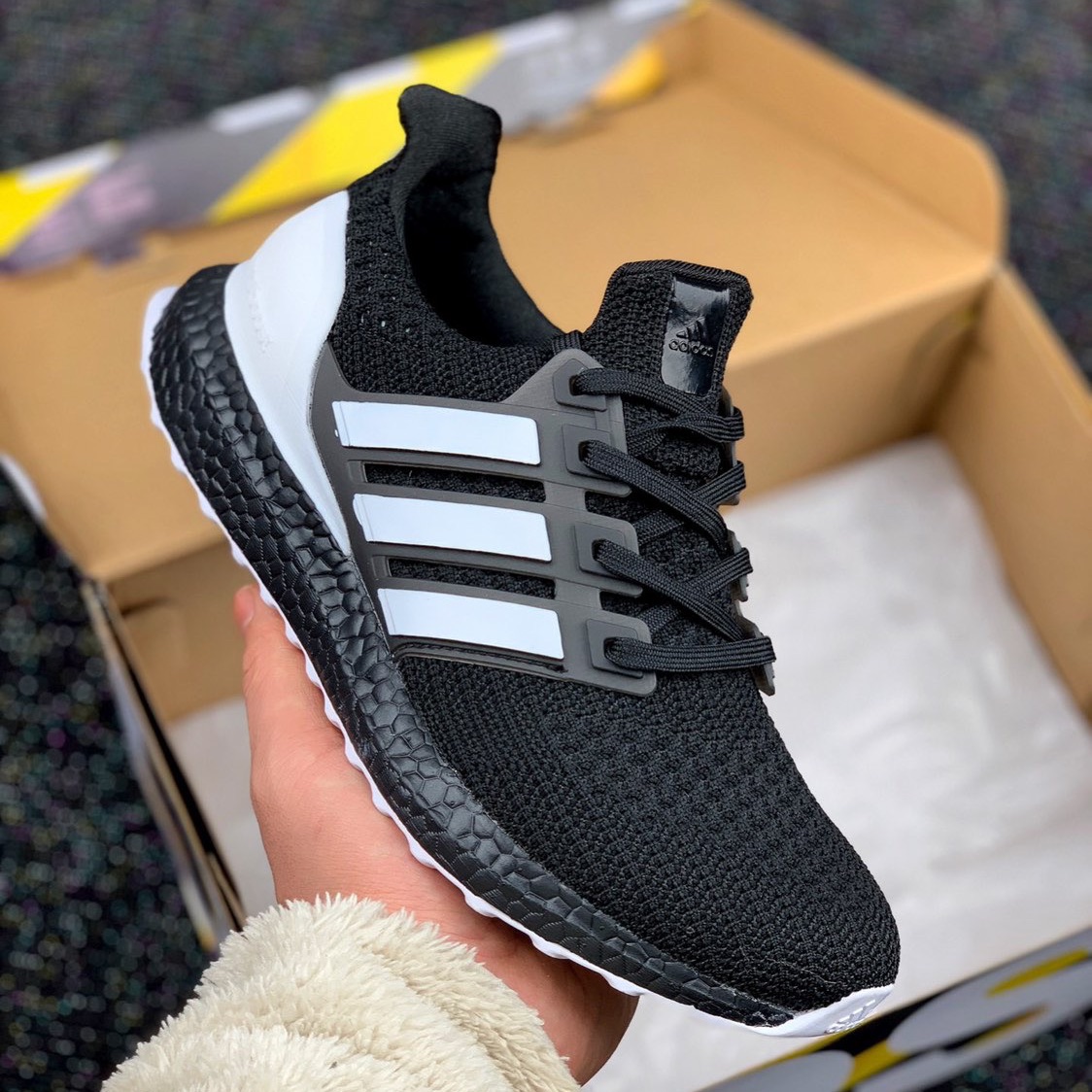 [HCM]GIÀY THỂ THAO ULTRABOOST 4.0 (ĐEN SỌC TRẮNG)