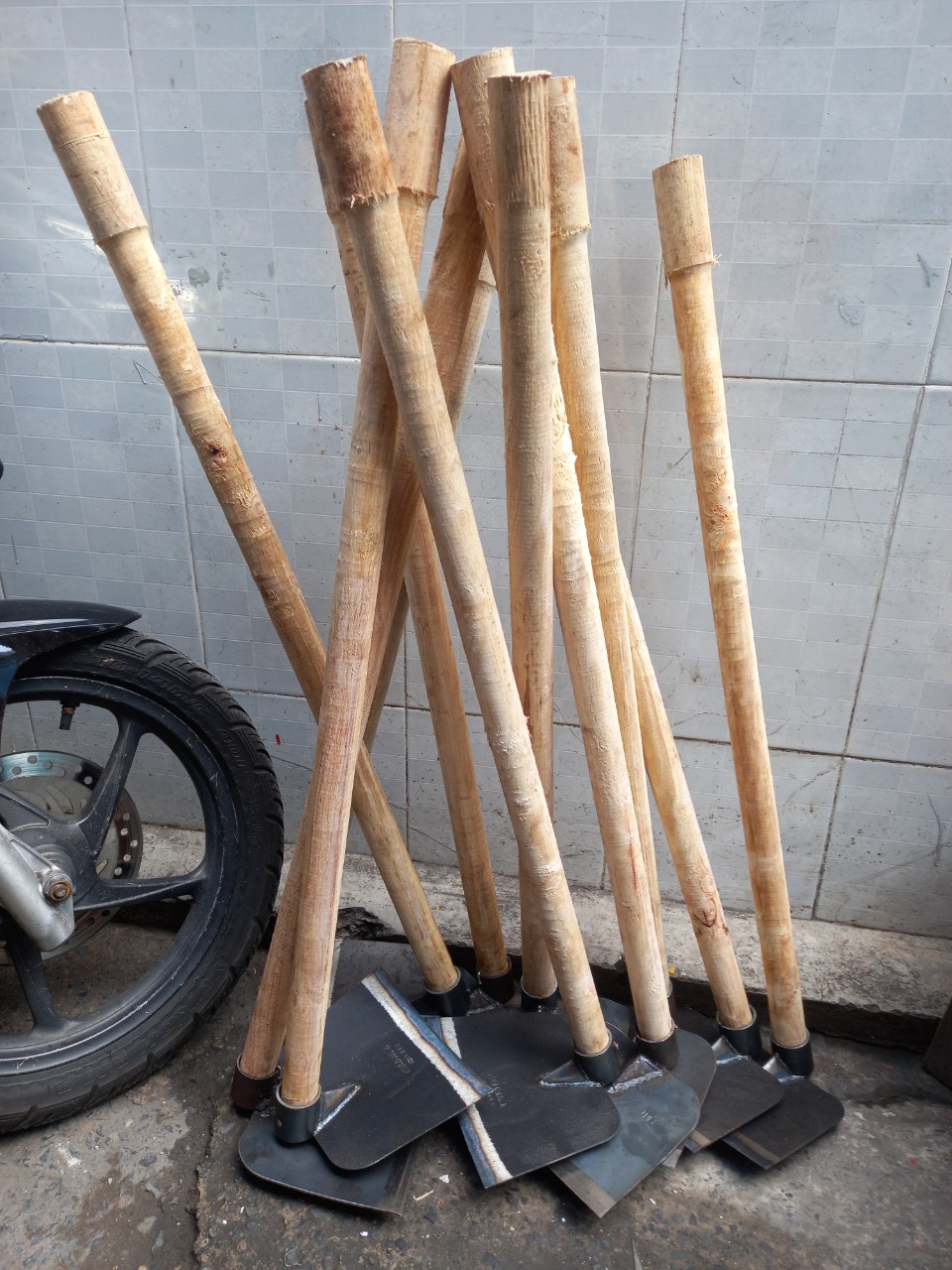 Cuốc làm vườn cán bằng gỗ ,cán dài 1 mét
