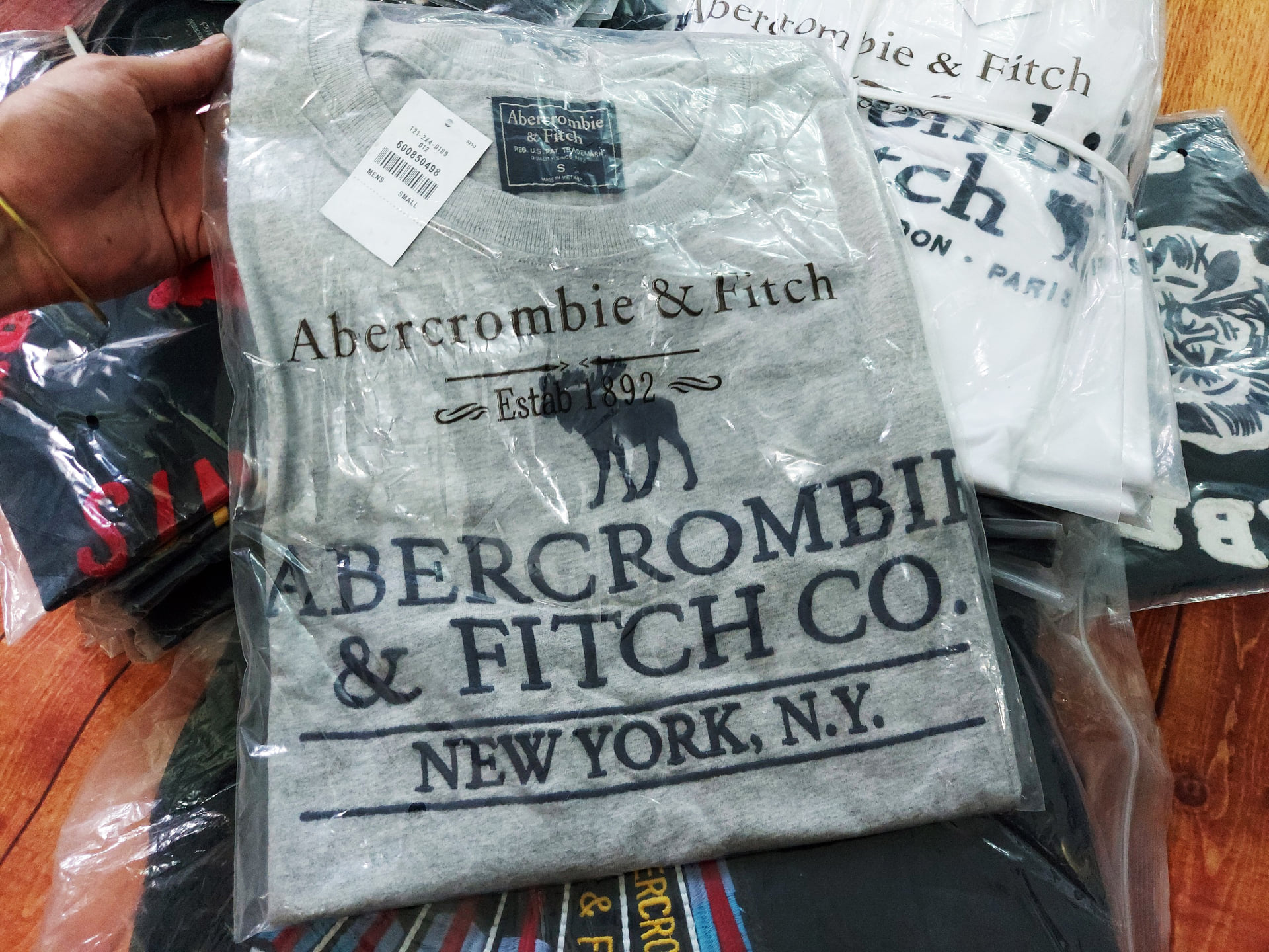 Áo thun Abercrombie & Fitch Gray