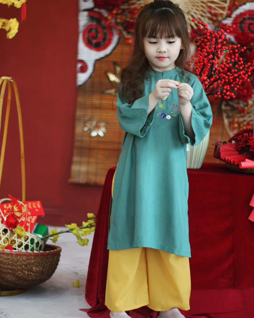 Áo Dài Lụa Cho Bé Gái Mát Lịm Thêu Hoa Điệp Phi 2 Màu