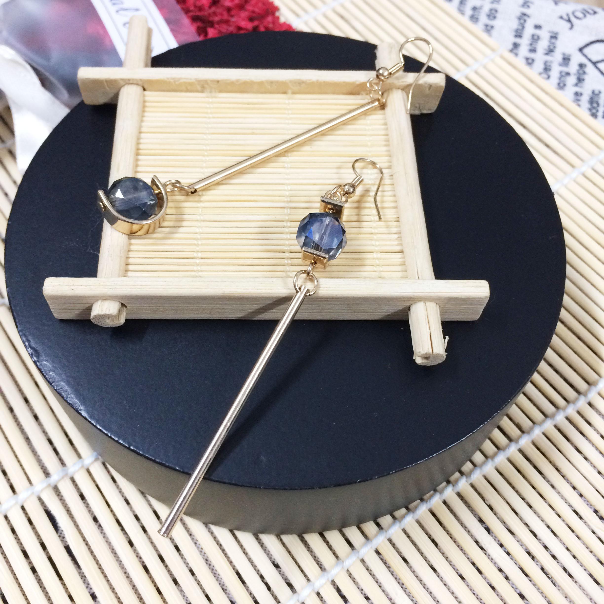 Khuyên tai thời trang bất đối xứng