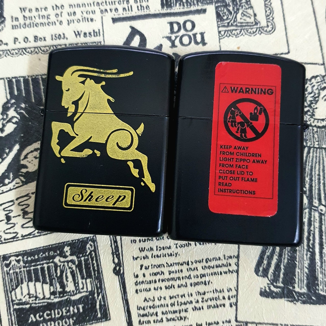 Bật Lửa Hột Quẹt Zippo Đen Họa Tiết Vàng Nhiều Hình ( Giao Ngẫu Nhiên - Xài Xăng Đá)