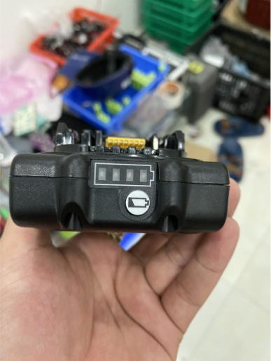 Pin Makita 18V 2.5 AH 1 hàng cell nhận sạc zin