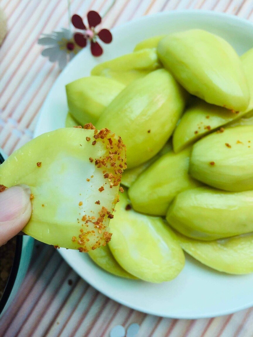 Xoài non ngâm chua ngọt -500gram (kèm muối tôm).