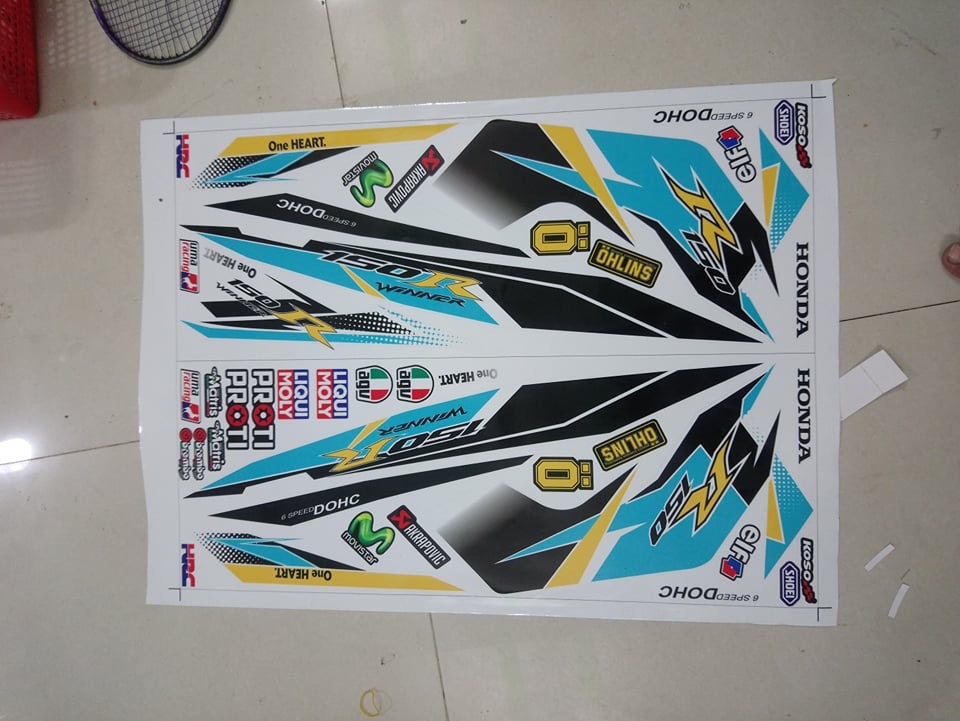Tem rời winner dán xe trắng.